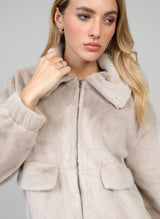 An'ge Paris Jacke Candice - Kunstfelljacke in hellem Taupe - Kurze Jacke mit Reißverschluss
