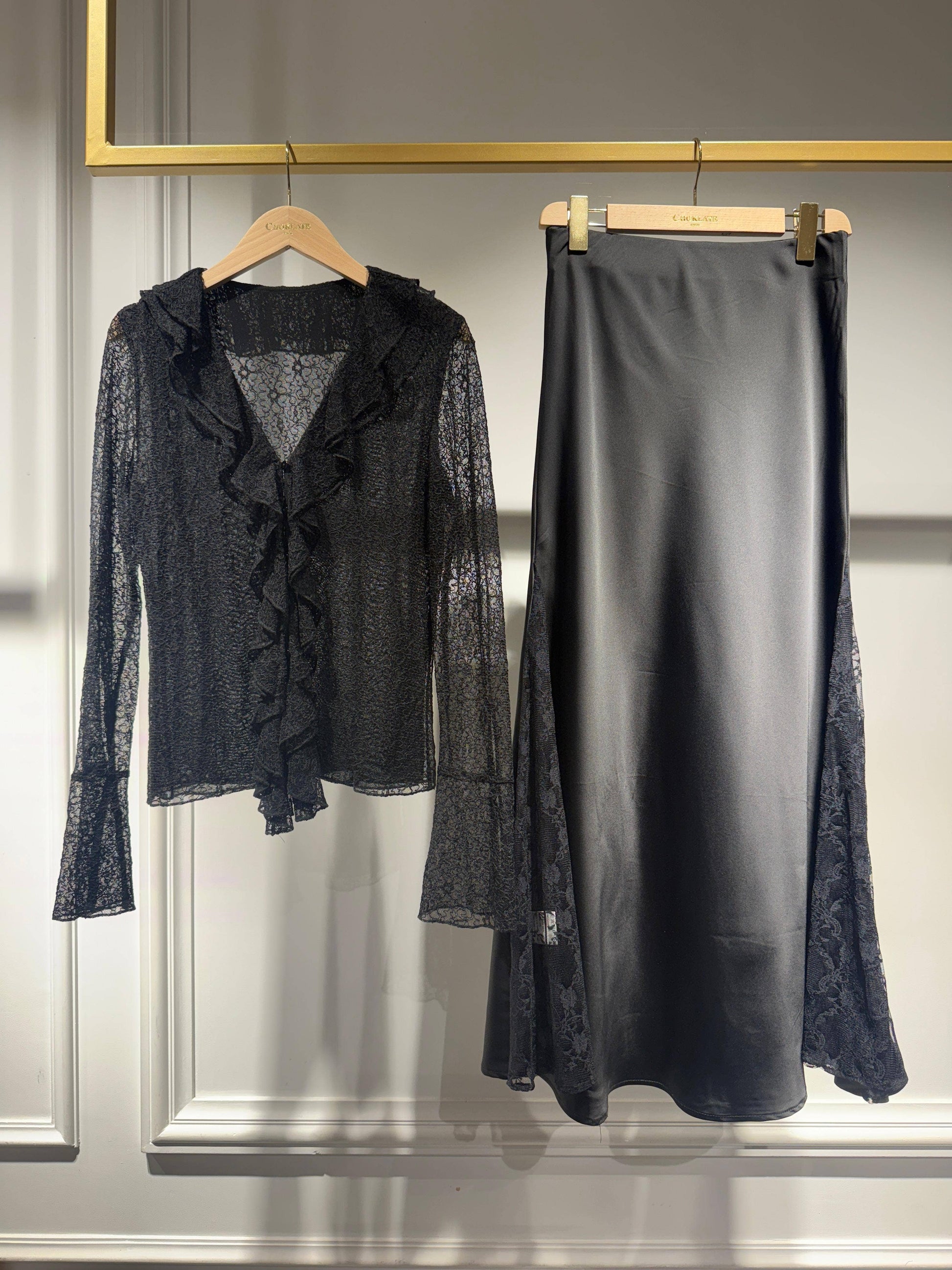 Choklate Paris - Schwarzer Satinrock mit seitlichem Spitzeneinsatz