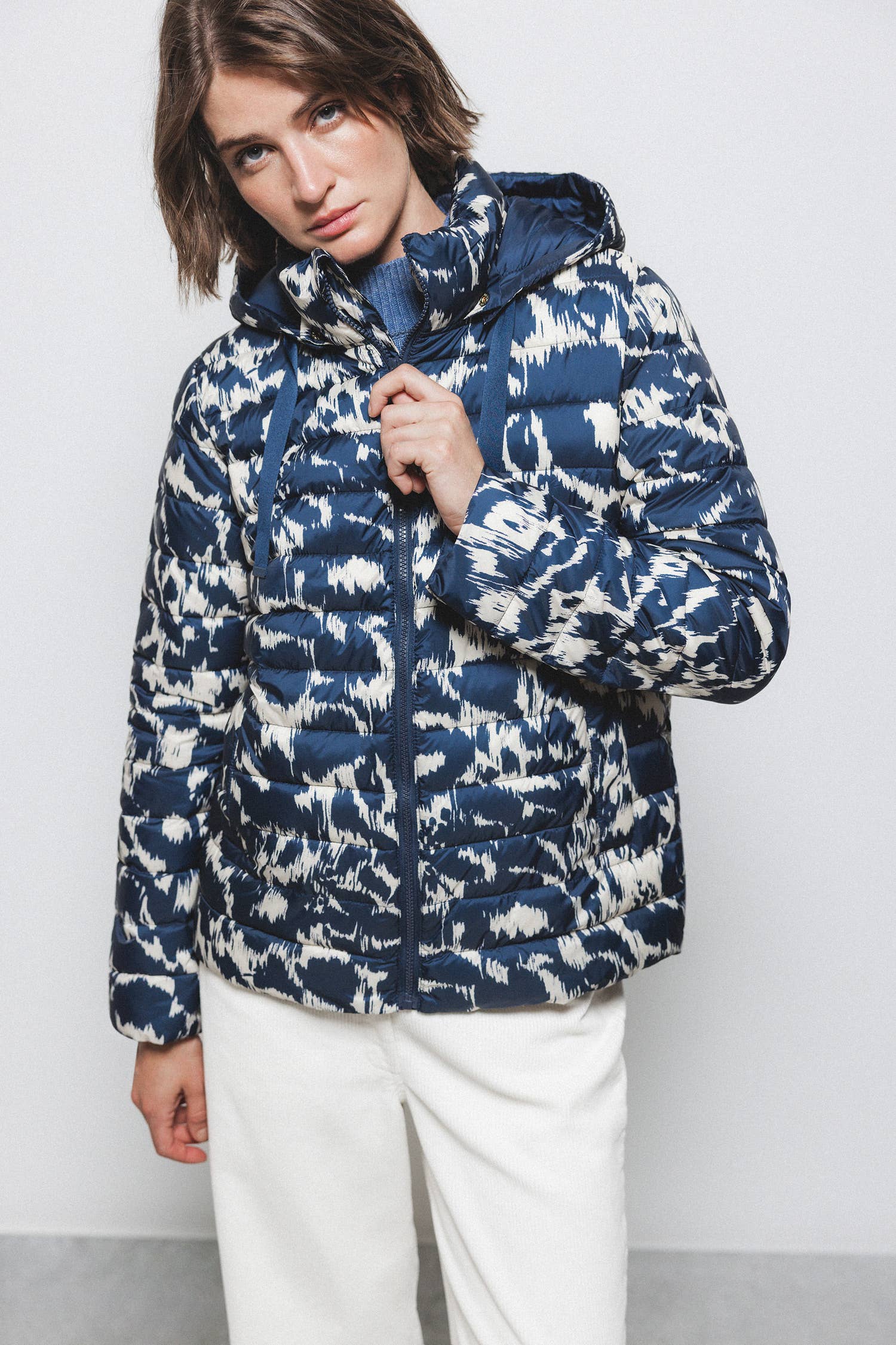Lanidor - Steppjacke mit Kapuze in Blau-Creme - Winterjacke im modernen Ikat Design