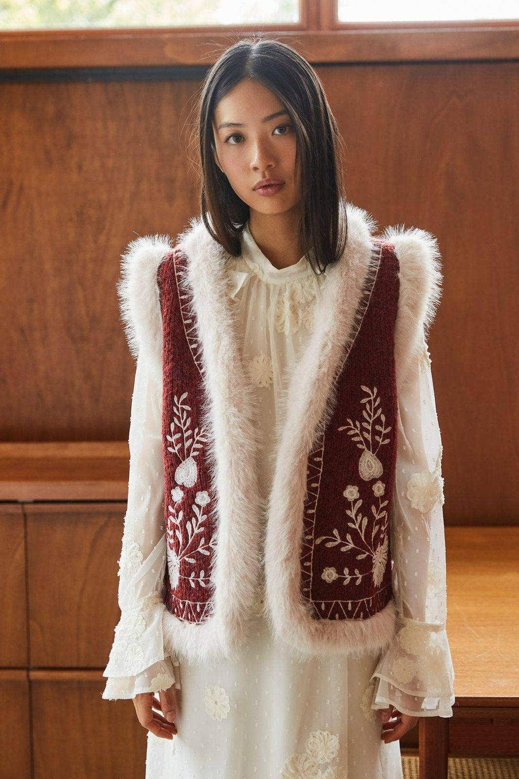 Elli White - Weste in dunklem Rot mit cremefarbenem Kunstfell - Boho-Style