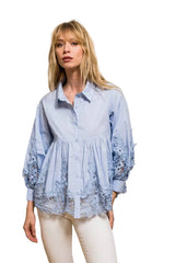 Choklate Paris Baumwollbluse Aimie mit Guipurespitze - Himmelblau | Elegant & Zeitlos
