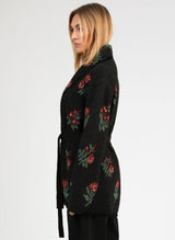 AN’GE Paris NAMALIA lange Jacquard-Strickjacke Schwarz mit Blumen und Gürtel