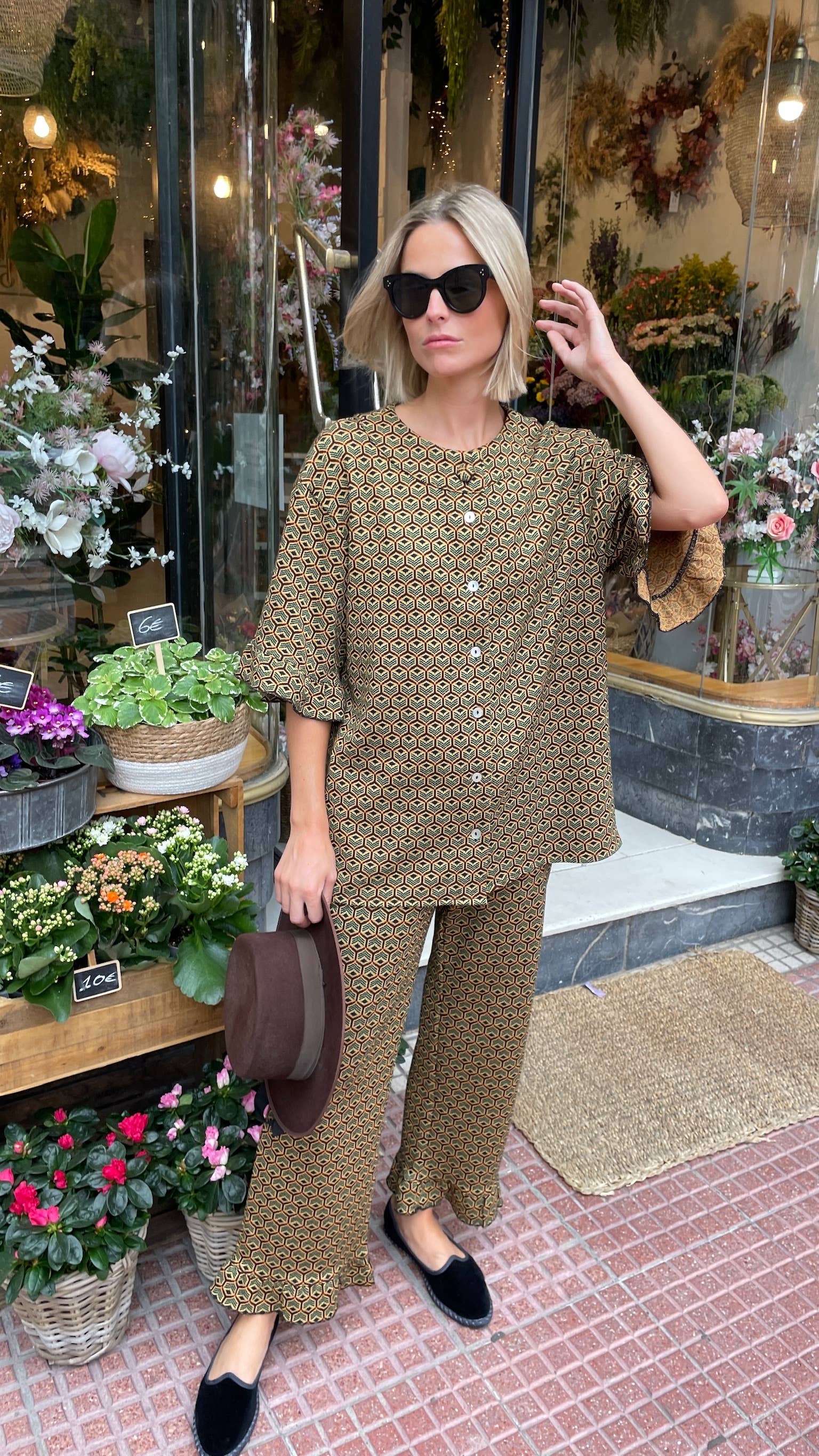 Rundhalsausschnitt-Shirt mit geometrischen Strickvolantärmeln: S