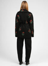 AN’GE Paris NAMALIA lange Jacquard-Strickjacke Schwarz mit Blumen und Gürtel