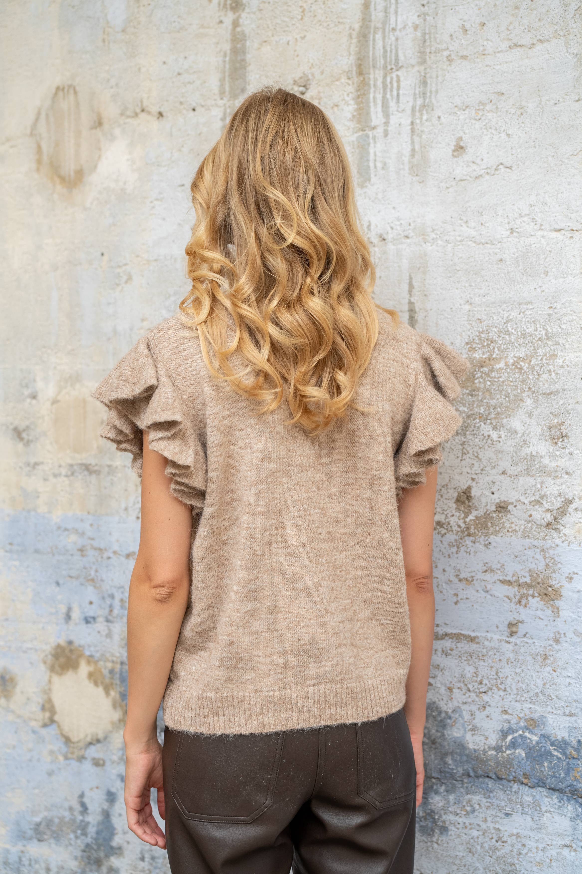 Lulumary Rüschenpullover in Taupe mit V-Ausschnitt