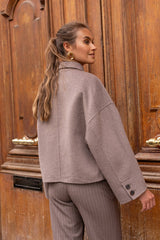 Attentif Paris handgefertigte kurze Wolljacke – Taupe
