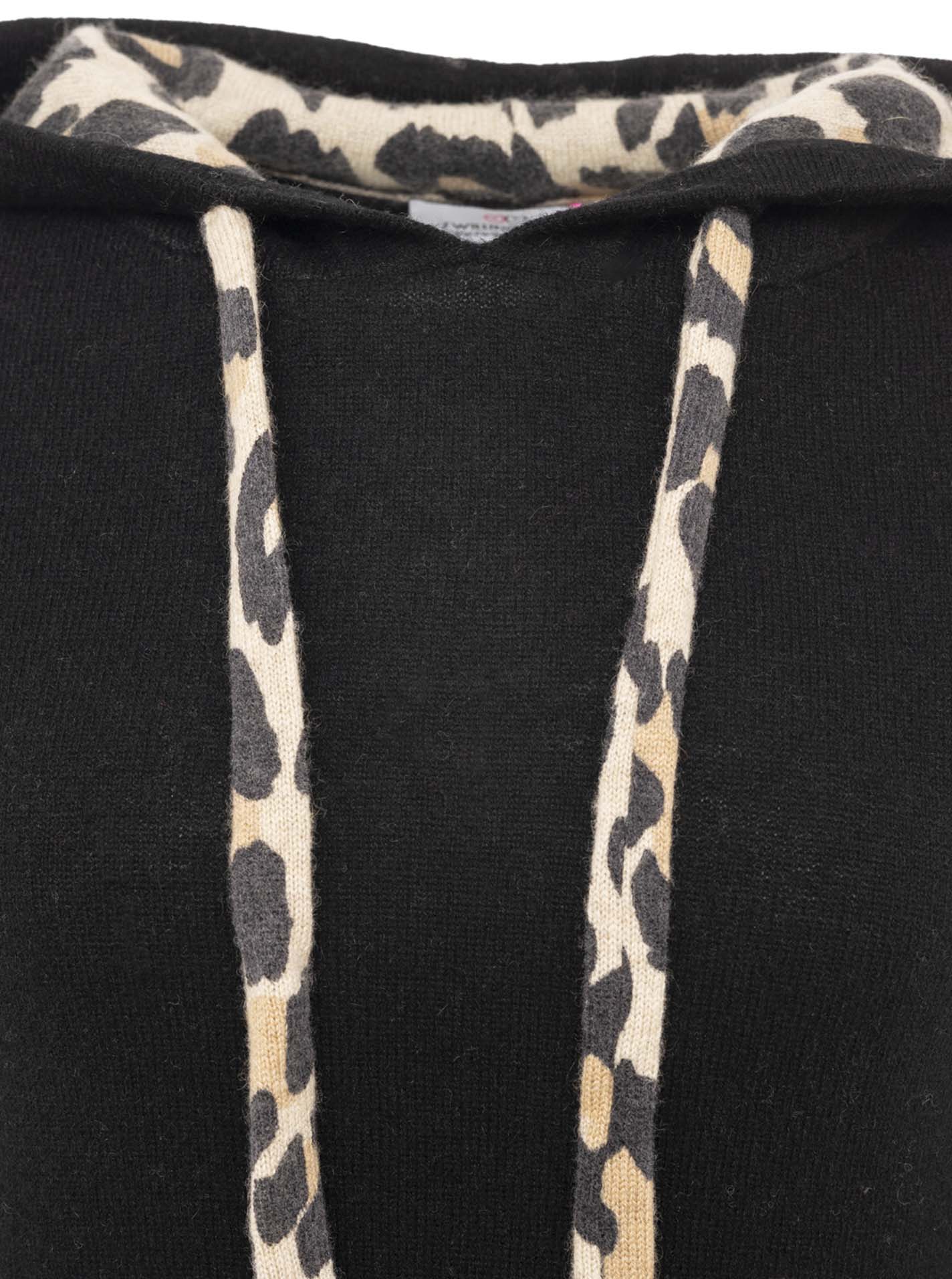 Zwillingsherz Hoodie aus 100% Kaschmir mit Leo-Details - Schwarz