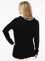 Zwillingsherz Hoodie aus 100% Kaschmir mit Leo-Details - Schwarz