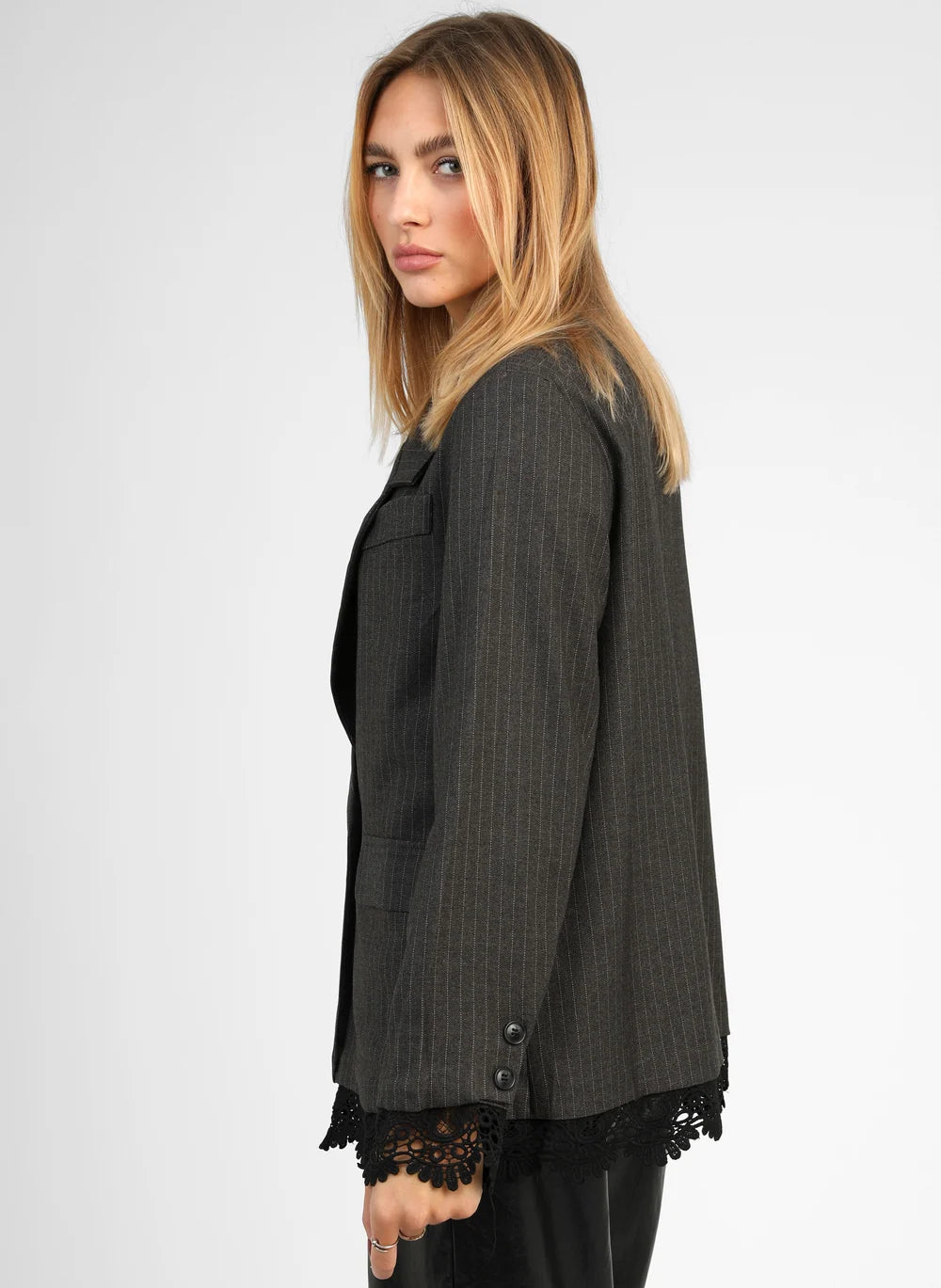 AN’GE Paris Blazer HANNABELLA in Grau mit schwarzer Spitze