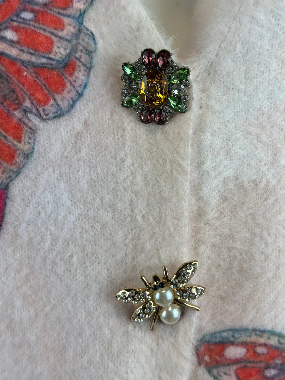 Rose Mode - Cardigan mit Schmetterlings- und Blumenmotiven in Creme