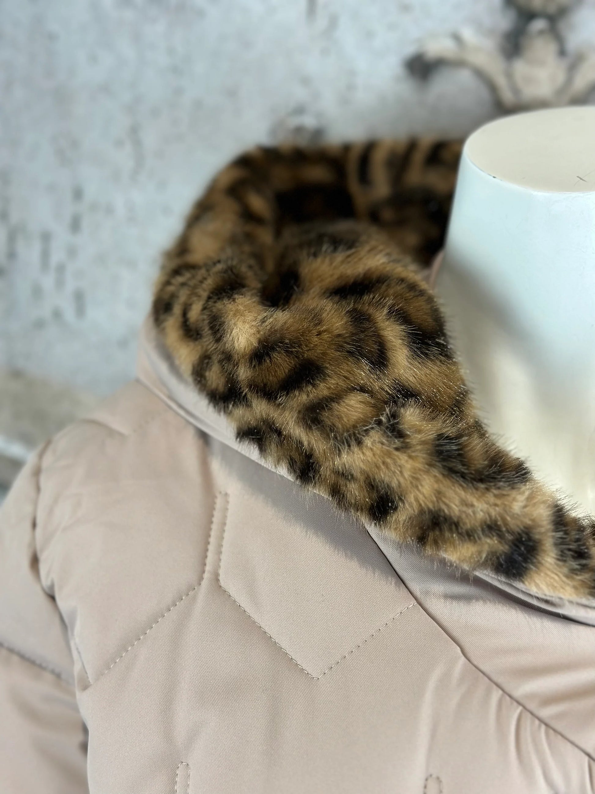 Rose Mode - Steppmantel mit Kunstfellbesatz - Leopard - Beige