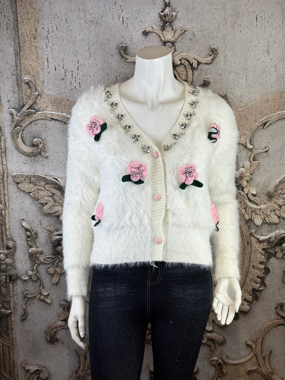 Rose Mode - Kuschel-Cardigan mit Blumenapplikationen & Strass  in Beige