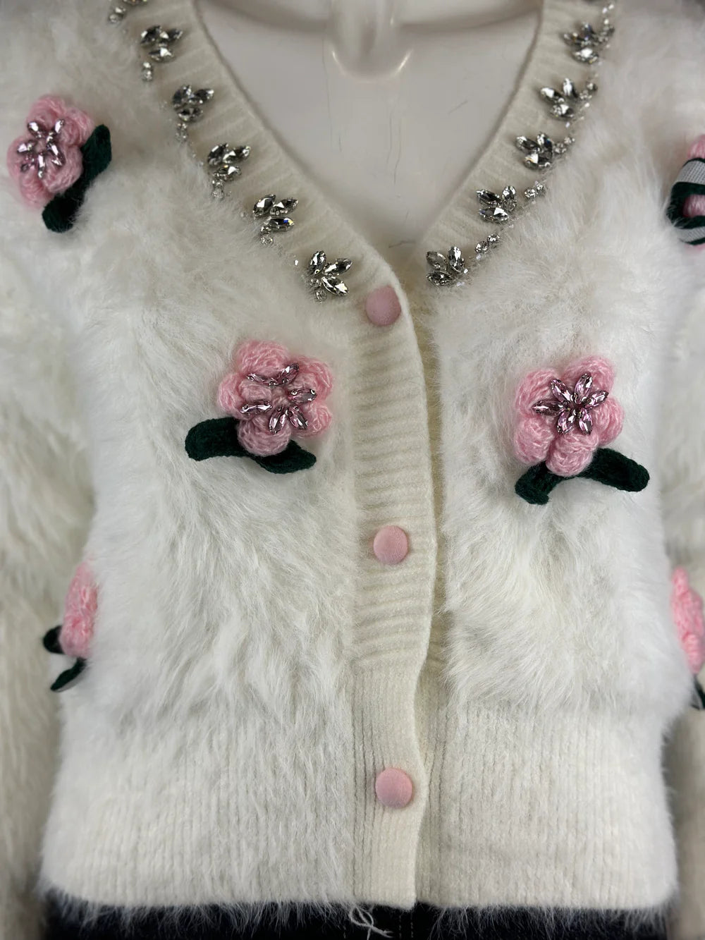 Rose Mode - Kuschel-Cardigan mit Blumenapplikationen & Strass  in Beige