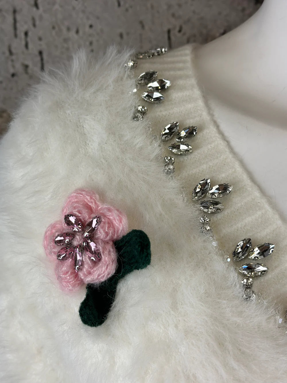 Rose Mode - Kuschel-Cardigan mit Blumenapplikationen & Strass  in Beige