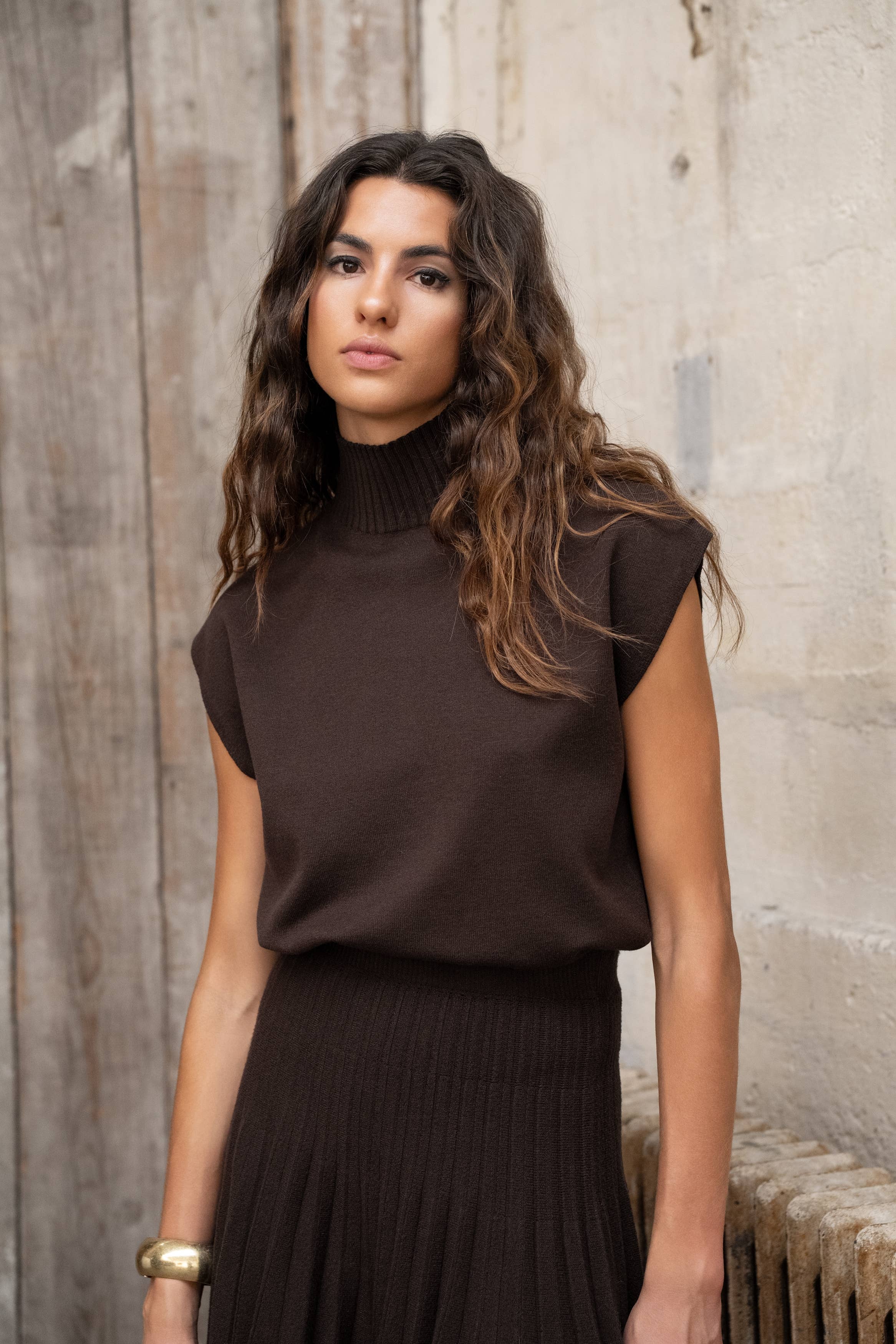Lulumary Ärmelloser Pullover mit Stehkragen in Kaffeebraun