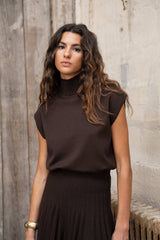 Lulumary Ärmelloser Pullover mit Stehkragen in Kaffeebraun