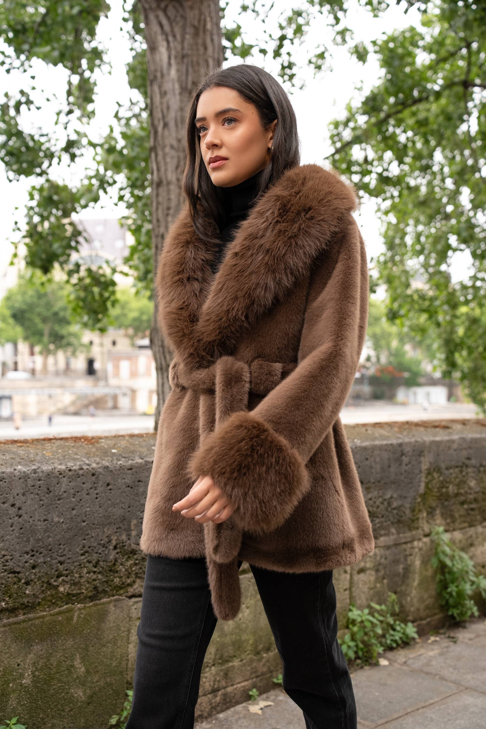 Choklate Paris - Kurzmantel - Fake Fur - mit glamourösem Kragen - Braun