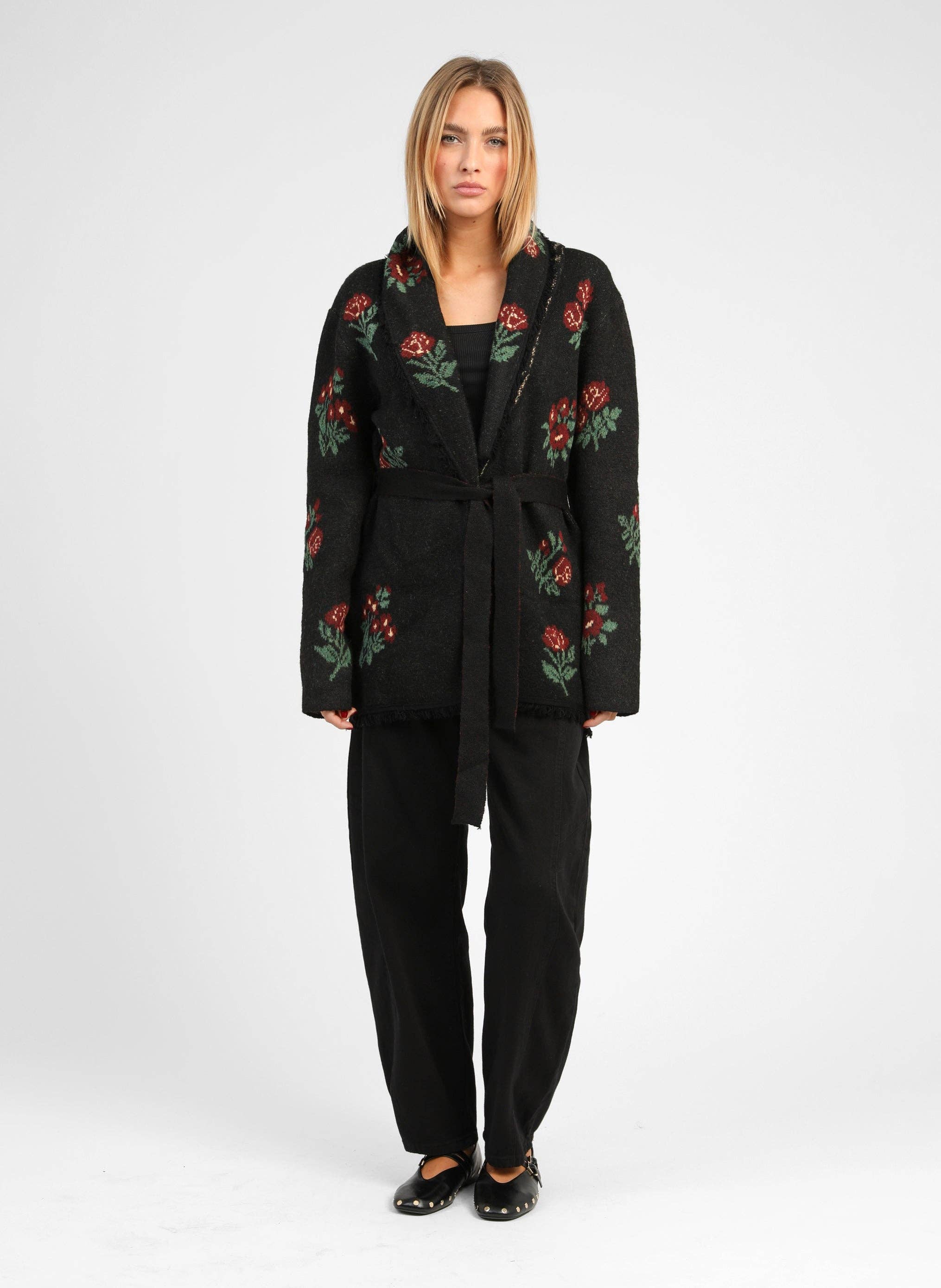 AN’GE Paris NAMALIA lange Jacquard-Strickjacke Schwarz mit Blumen und Gürtel