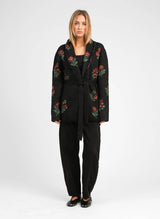 AN’GE Paris NAMALIA lange Jacquard-Strickjacke Schwarz mit Blumen und Gürtel