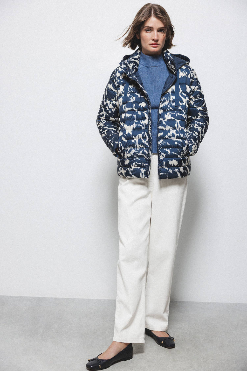 Lanidor - Steppjacke mit Kapuze in Blau-Creme - Winterjacke im modernen Ikat Design
