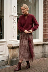 Tamba Flauschiger Angora-Strickpullover mit V-Ausschnitt in Bordeaux – lockere Passform