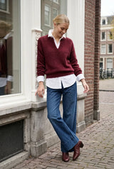 Tamba Flauschiger Angora-Strickpullover mit V-Ausschnitt in Bordeaux – lockere Passform
