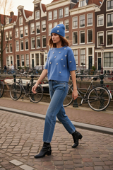 Amsterdam Streetstyle - Bonnet & Nelida in Jeansblau mit Jeans und Boots