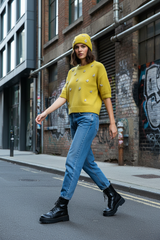 Ange Paris Streetstyle - Gelber Pullover und Mütze urban kombiniert