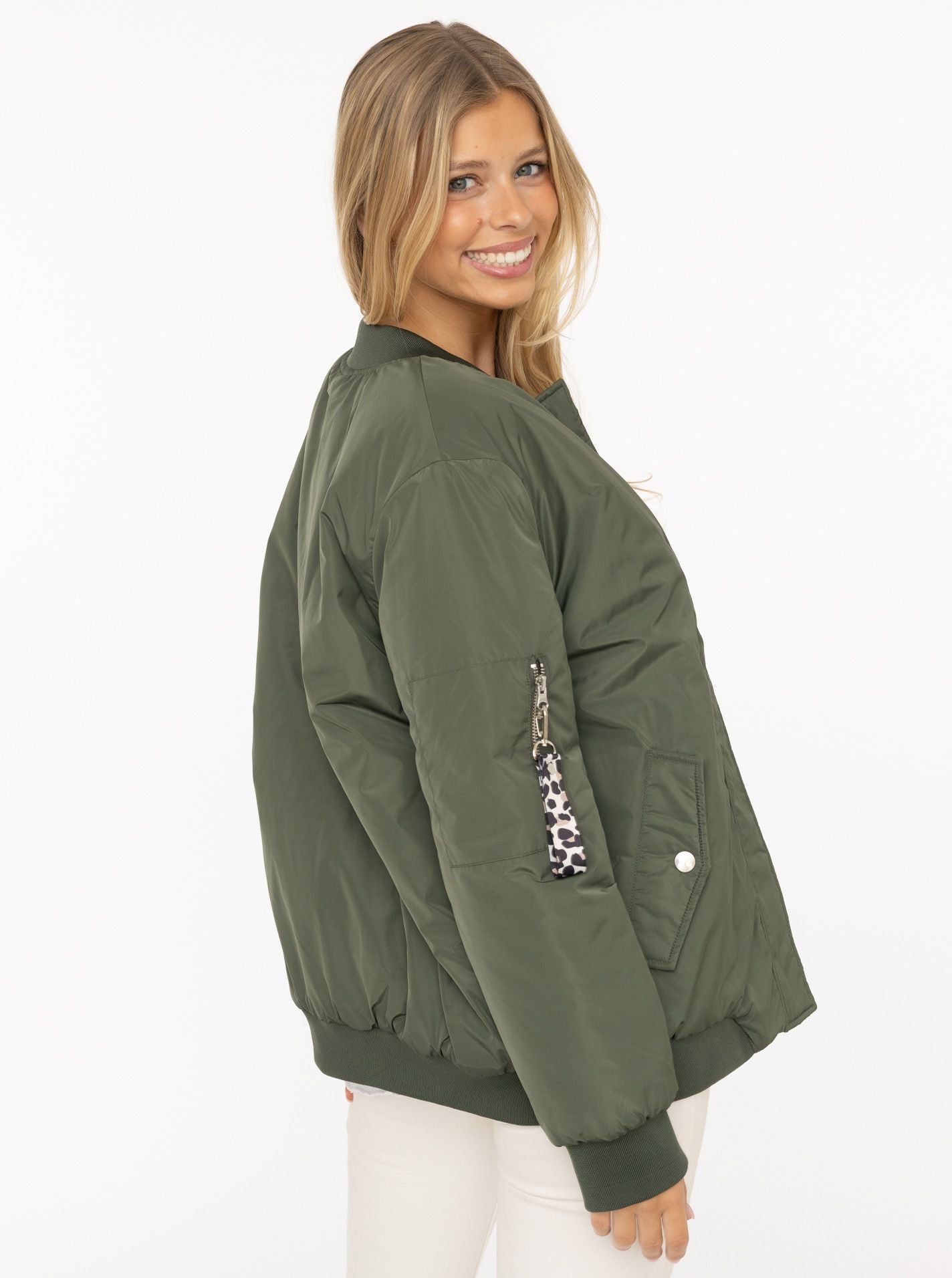 Zwillingsherz Bomberjacke "Wild at Heart" Olive - Statement-Jacke mit Leo-Print