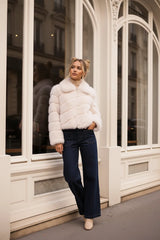 Attentif Paris Kunstfell-Jacke Beige – Langhaarig & schräg gestreift
