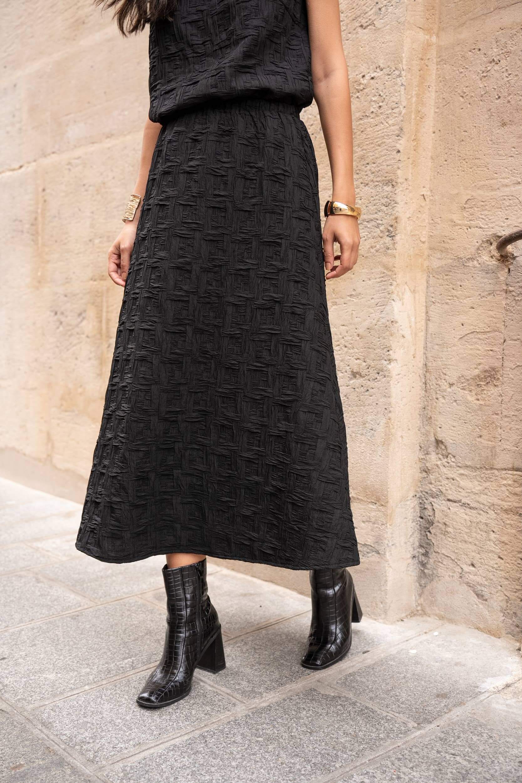 Choklate Paris - Langer schwarzer Rock aus strukturiertem Material - ausgestellter Midirock mit Innenfutter
