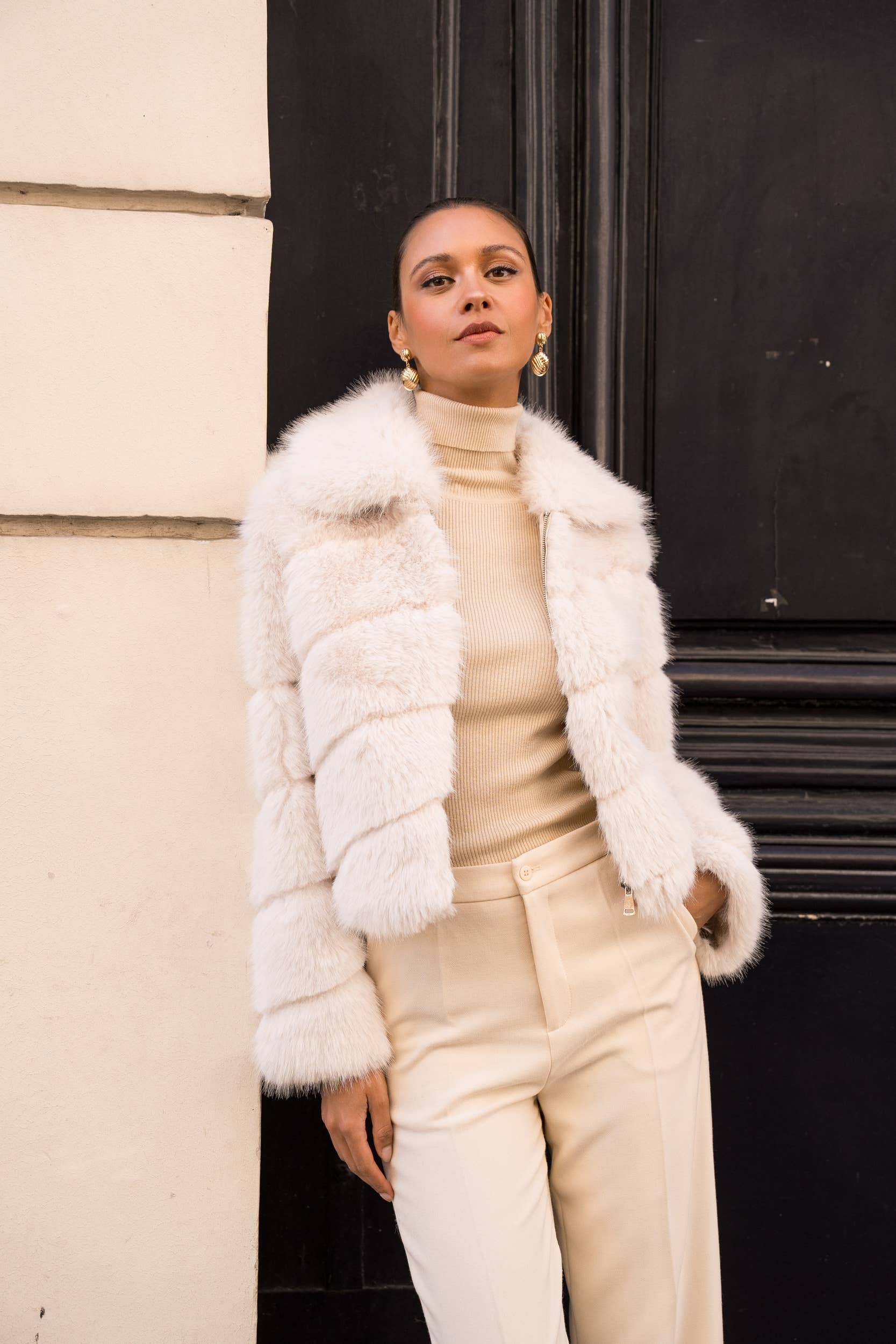 Attentif Paris Kunstfell-Jacke Beige – Langhaarig & schräg gestreift