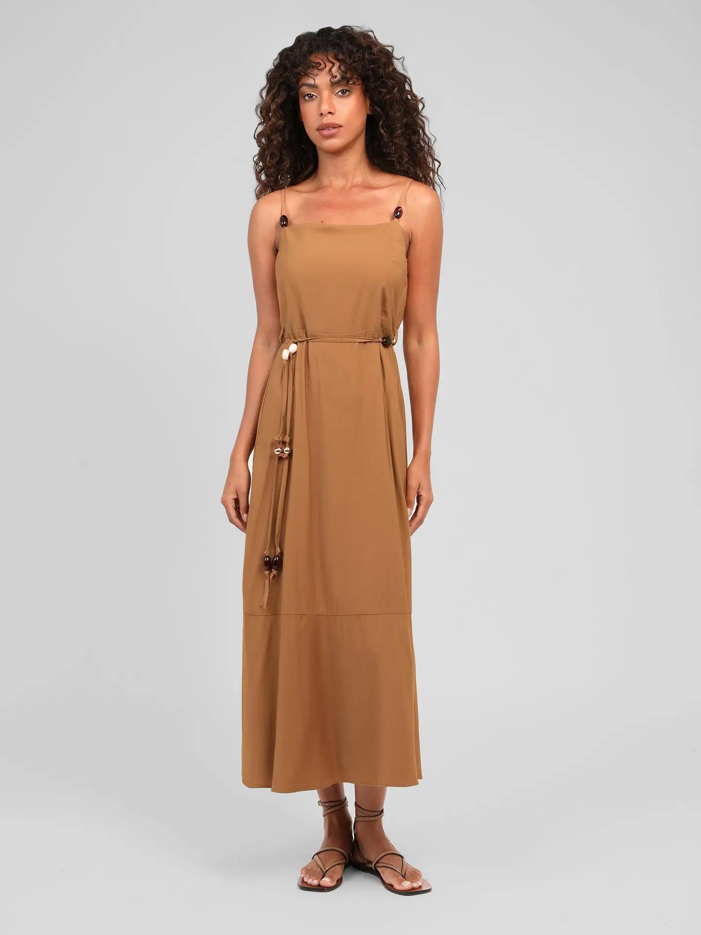 Angé Paris Maliam Camelbraun langes Midikleid mit Schmuckperlen