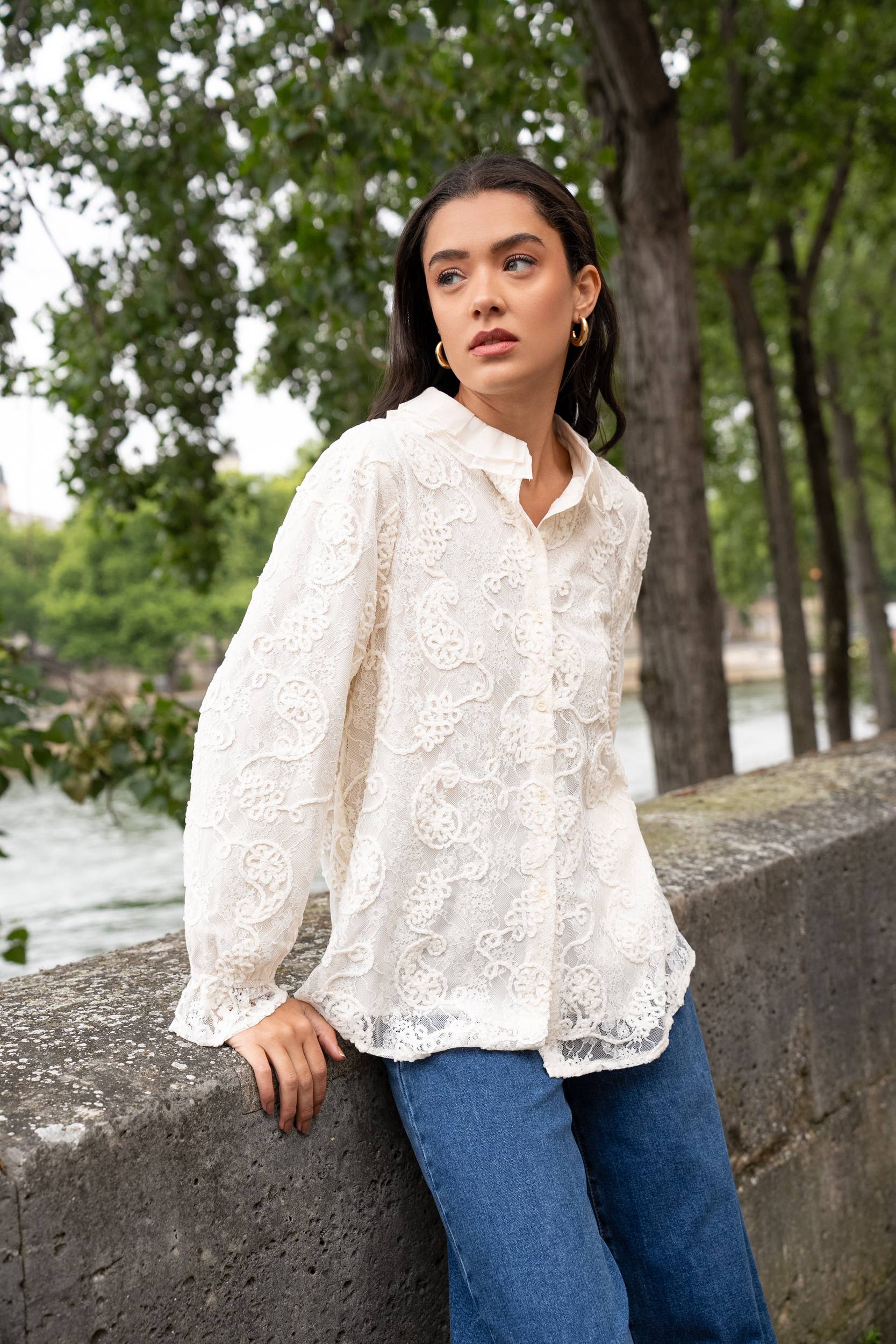 Choklate Paris Spitzenbluse "Adelaïde" mit Rüschenkragen - Ecru