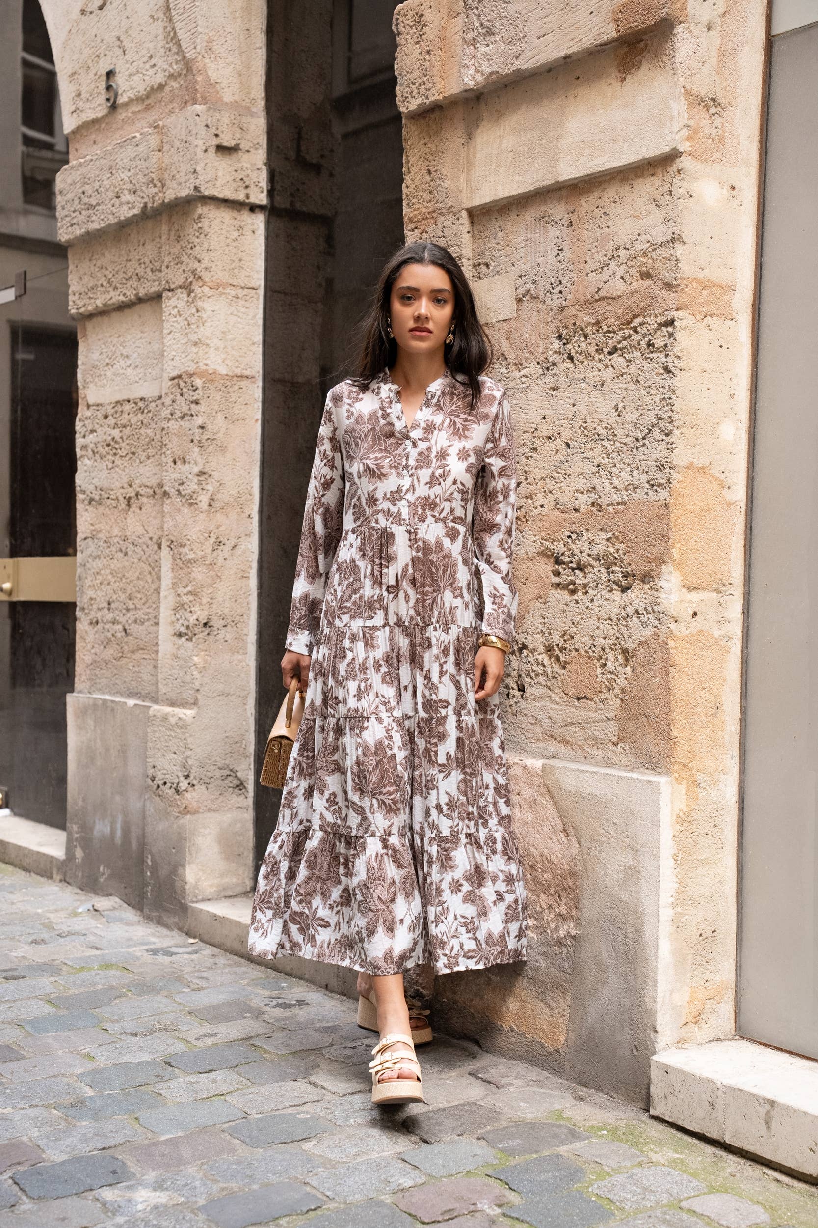 Choklate Paris Maxikleid Marbella in Schokobraun & Weiß Blumenprint Viskose-Seide