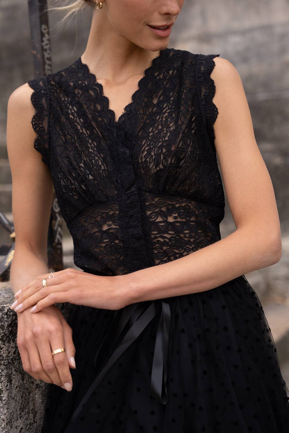 Choklate Paris Spitzen-Oberteil Schwarz Halbtransparent - Ärmelloses Top mit V-Ausschnitt