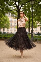 Blusentop Elisabeth in Champagner mit Tüllrock March im Pariser Park
