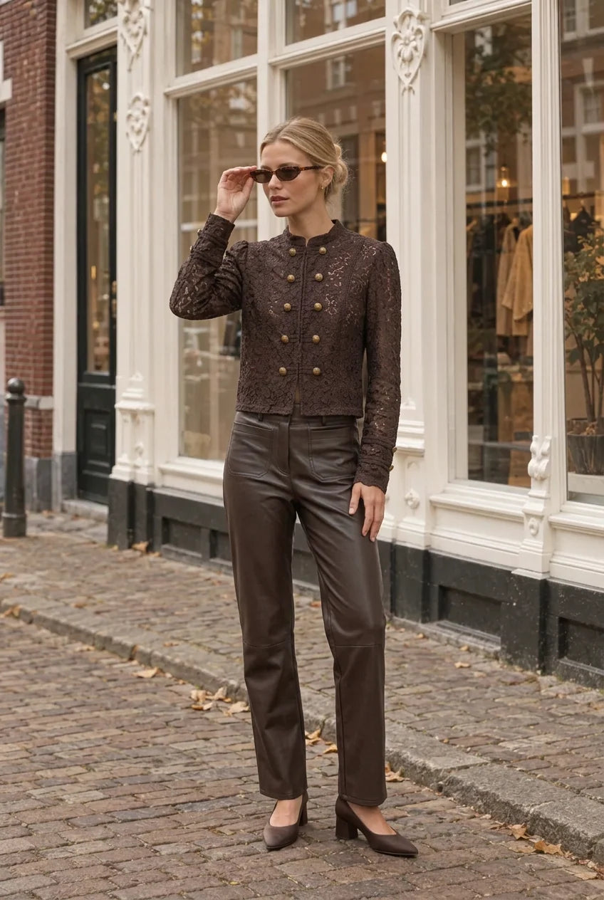 Choklate Paris Céline Spitzen-Blusenjacke mit Stehkragen in Choco