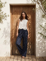 Choklate Paris Crop-Top mit 3D-Blumenstickerei in Weiß