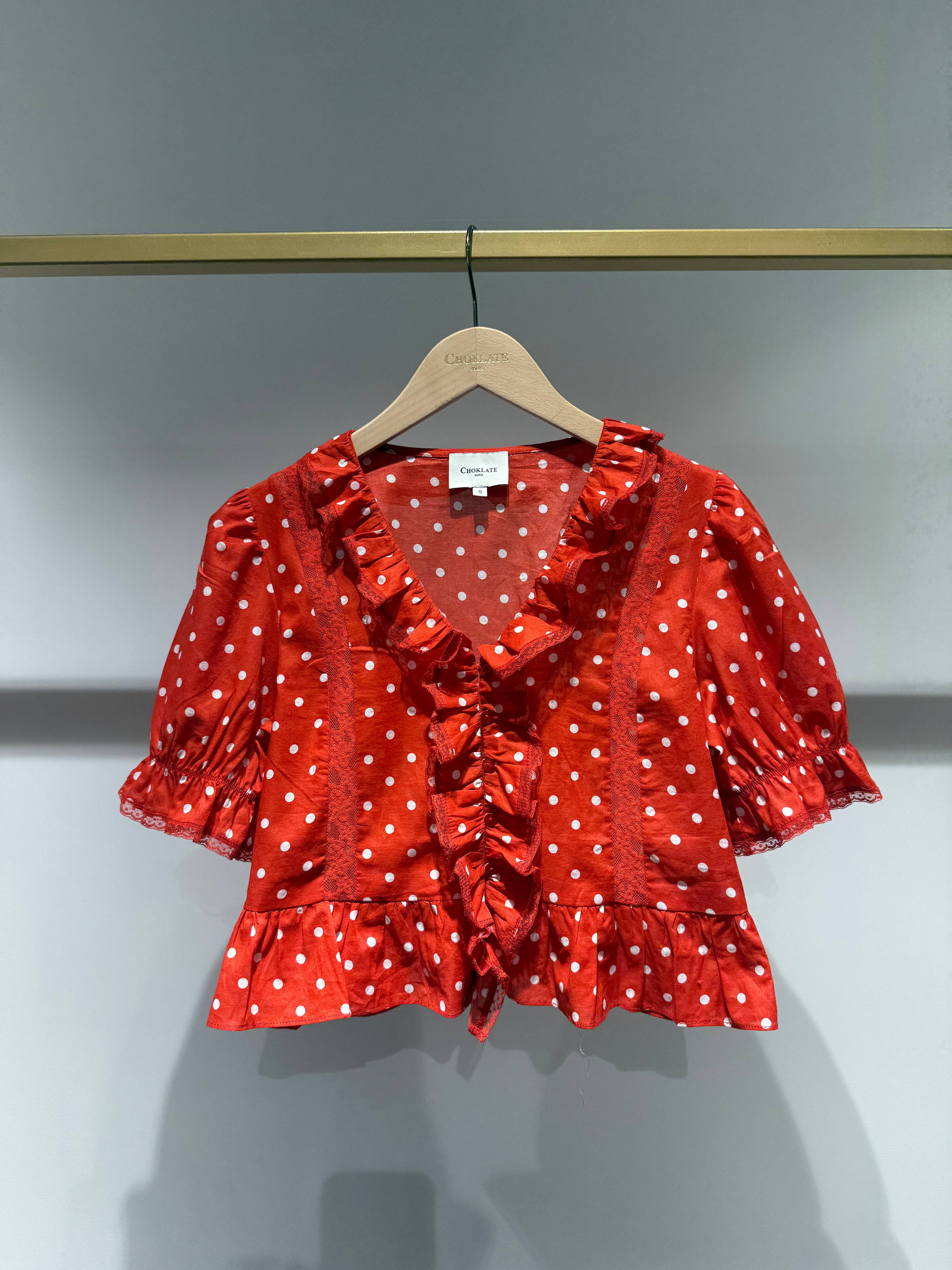 Choklate Paris Bluse Suzzie Rouge mit weißen Punkten | Cropped Baumwollbluse