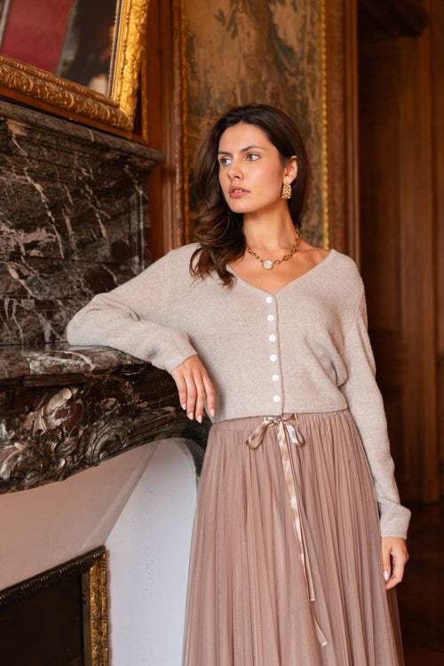 Cardigan "Mila" in Taupe mit Perlmuttknöpfen - Choklate Paris