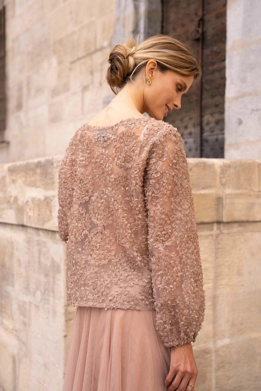 Choklate Paris" Rosettenbluse" in Taupe – Bluse mit U-Boot-Ausschnitt