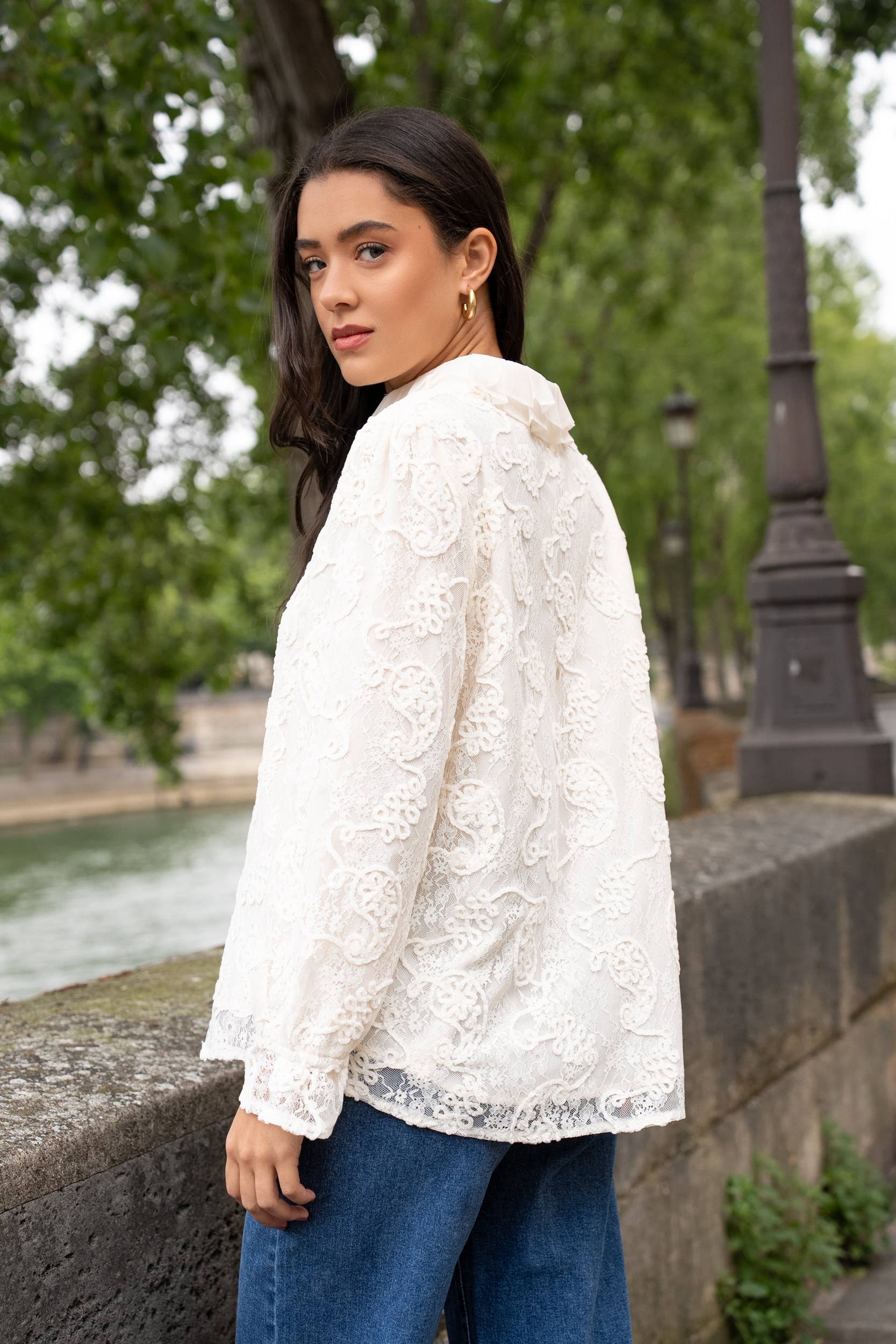 Choklate Paris Spitzenbluse "Adelaïde" mit Rüschenkragen - Ecru