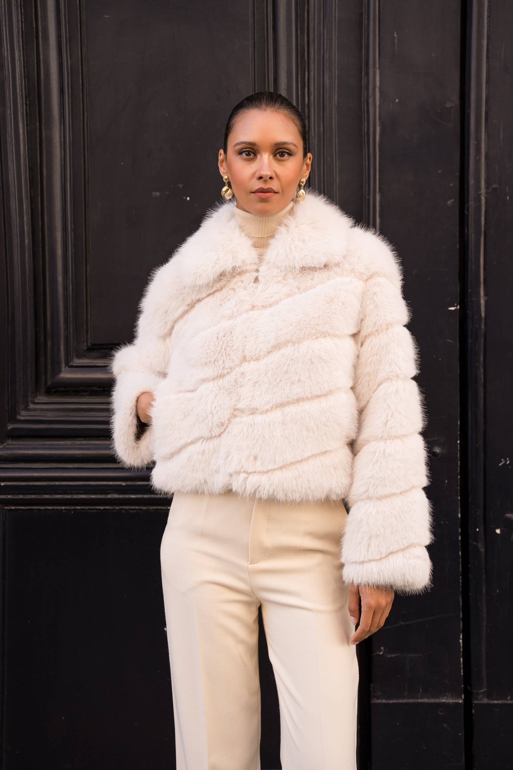 Attentif Paris Kunstfell-Jacke Beige – Langhaarig & schräg gestreift