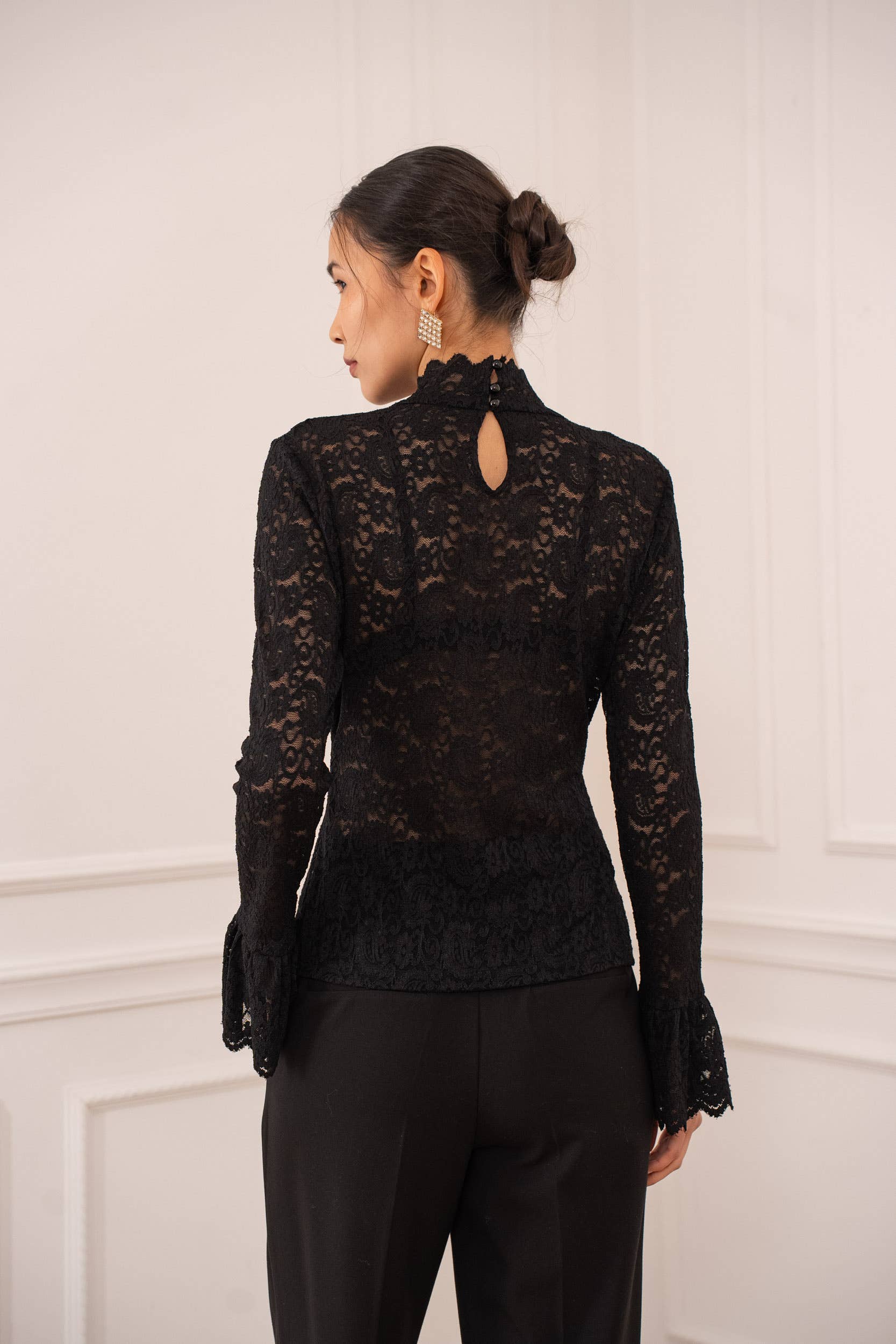 Choklate Paris - Spitzenbluse Carol mit hohem Kragen - Schwarz - Elegant & Feminin