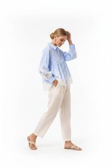 Choklate Paris Aimie Baumwollbluse dynamische Pose