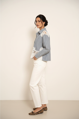 Choklate Paris Baumwollbluse - Seitliche Pose