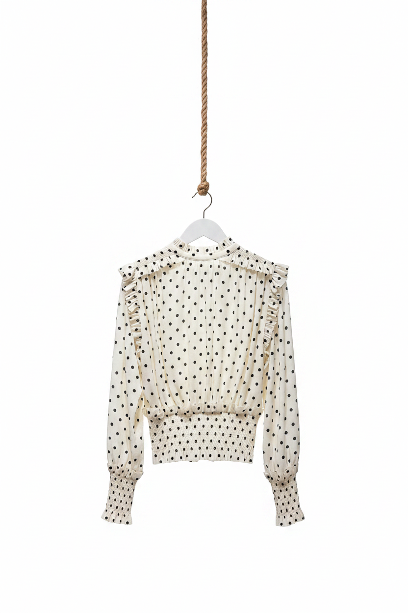 Choklate Paris Bluse September – Weißer Studiohintergrund Tau