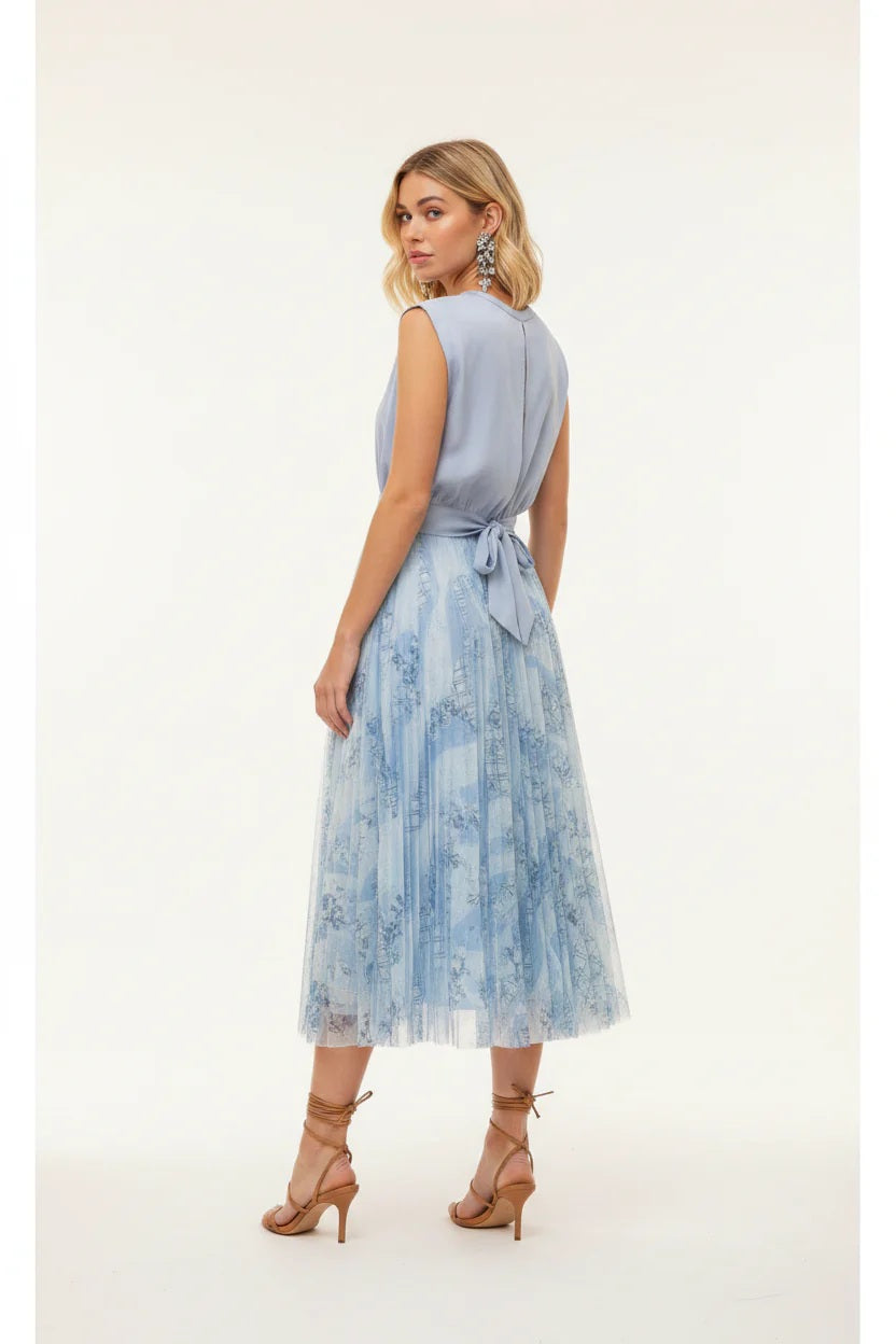 Sam Rone Paris Choklate Paris Satin-Top Maguie Hellblau mit Schleifenverschluss am Rü ...
