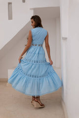 Ellie Maxikleid aus durchbrochener Baumwolle in Himmelblau - Ärmelloses Stufenkleid mit V-Ausschnitt